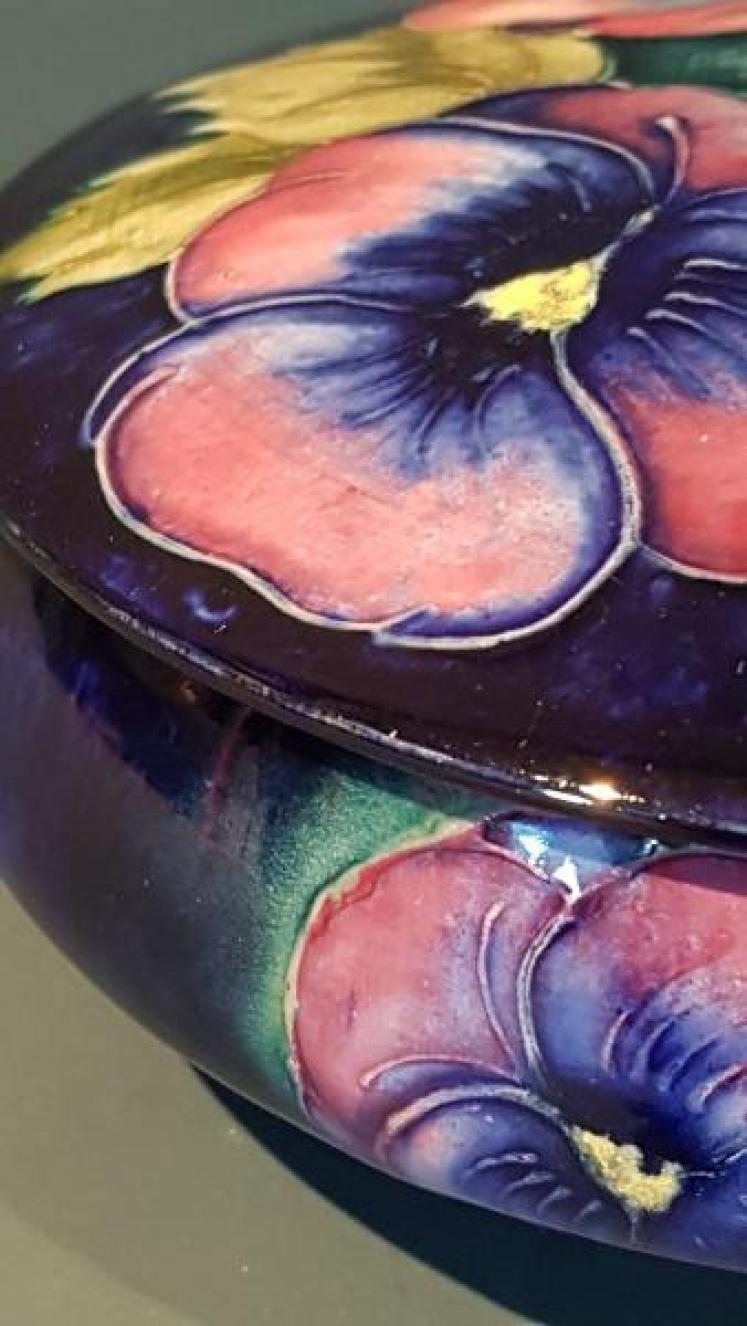 1930's Moorcroft Pansy Powder Bowl and Cover - Image 2