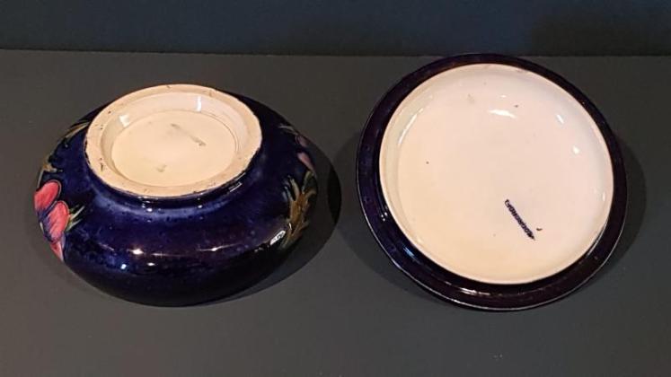 1930's Moorcroft Pansy Powder Bowl and Cover - Image 3
