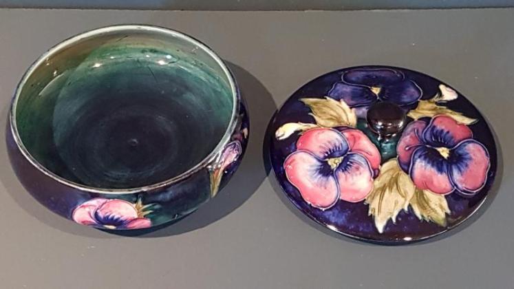 1930's Moorcroft Pansy Powder Bowl and Cover - Image 4