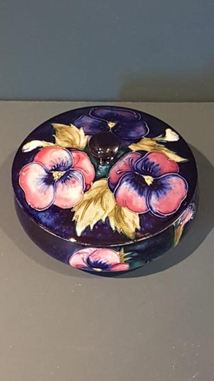 1930's Moorcroft Pansy Powder Bowl and Cover - Image 5