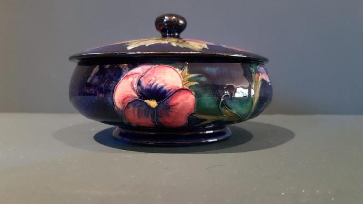 1930's Moorcroft Pansy Powder Bowl and Cover - Image 6