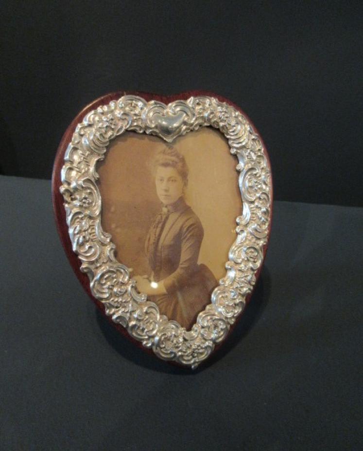 Antique Silver Heart Shaped Photo Frame - Image 1