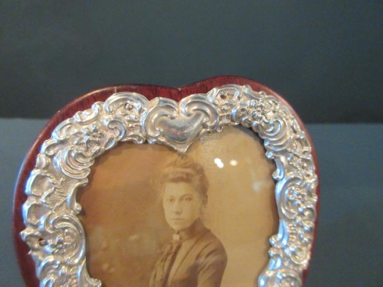 Antique Silver Heart Shaped Photo Frame - Image 2