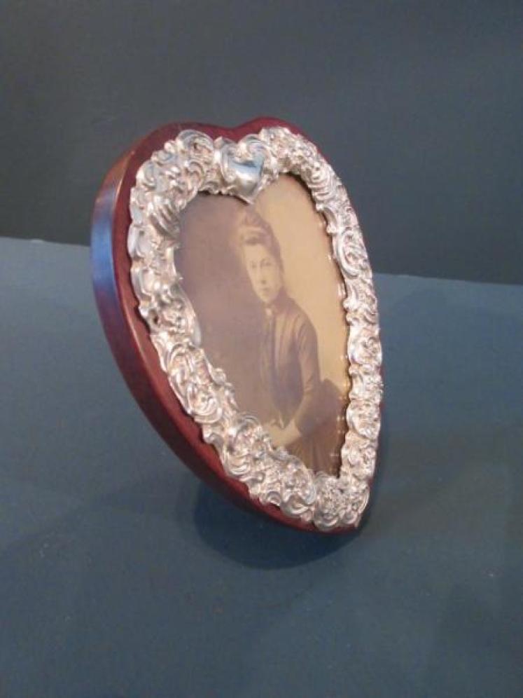 Antique Silver Heart Shaped Photo Frame - Image 6