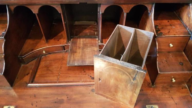 Superb George II Yew Wood Bureau - Image 3