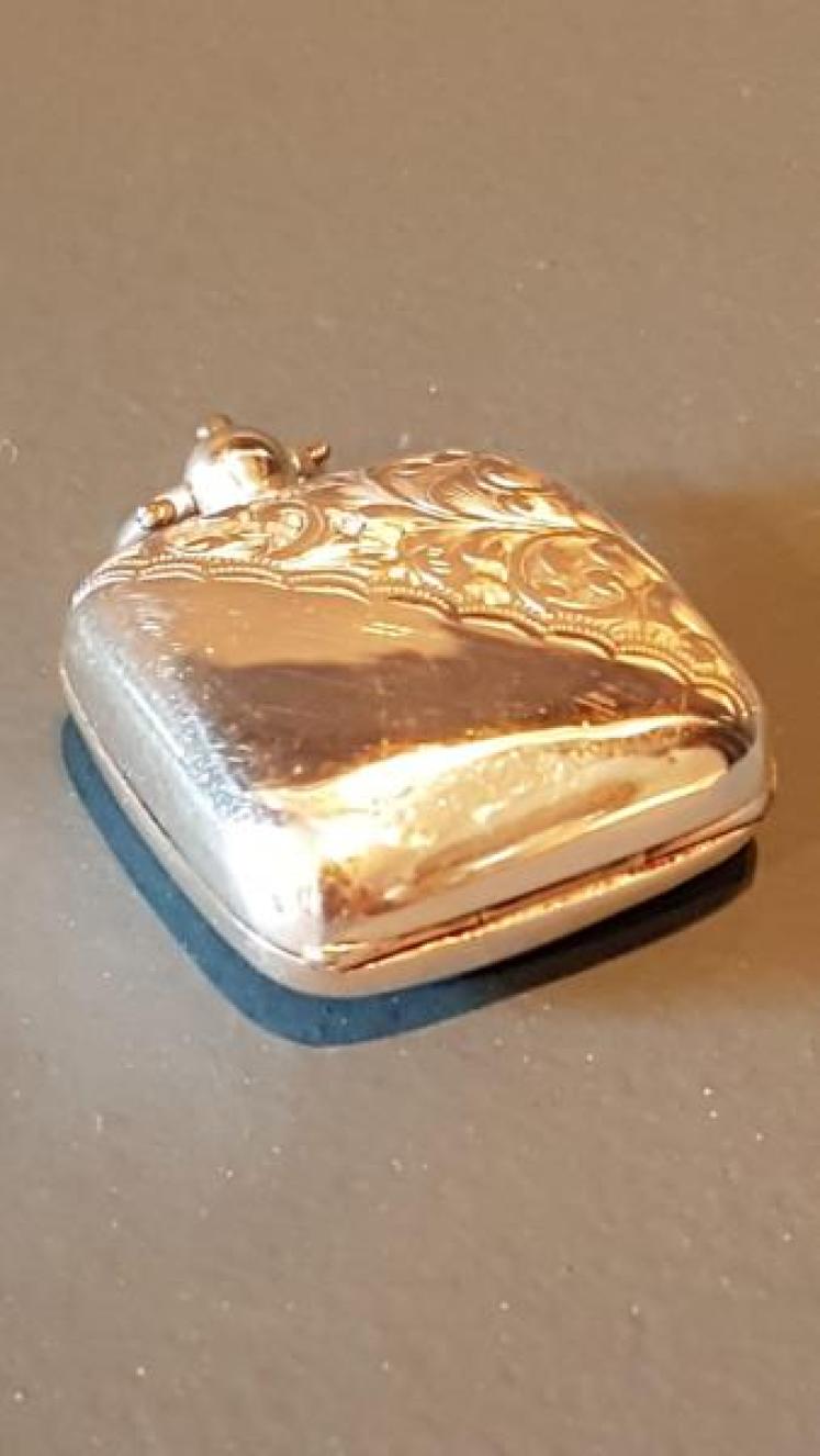 Antique Engraved Silver Square Sovereign Case - Image 5