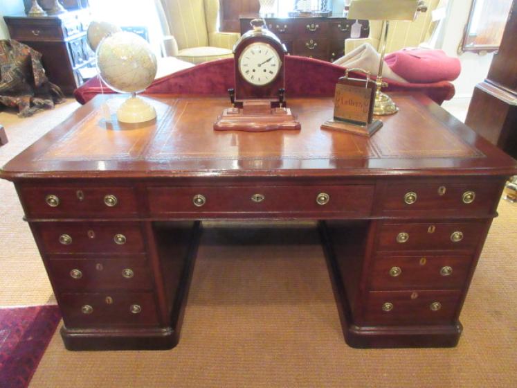 Superb Mid Victorian Mahogany Pedestal Desk  - Image 1