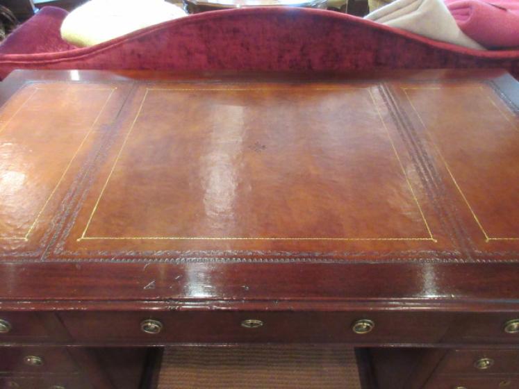 Superb Mid Victorian Mahogany Pedestal Desk  - Image 2