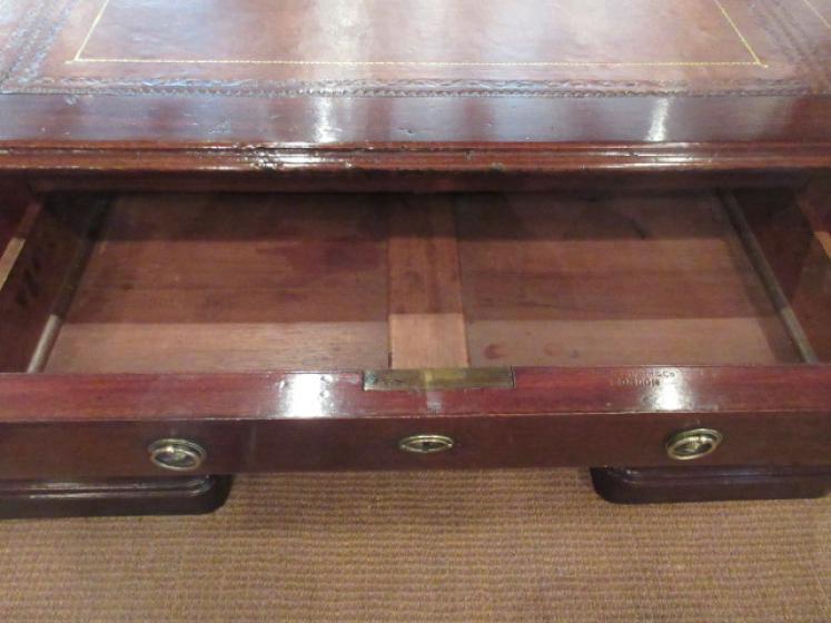 Superb Mid Victorian Mahogany Pedestal Desk  - Image 5
