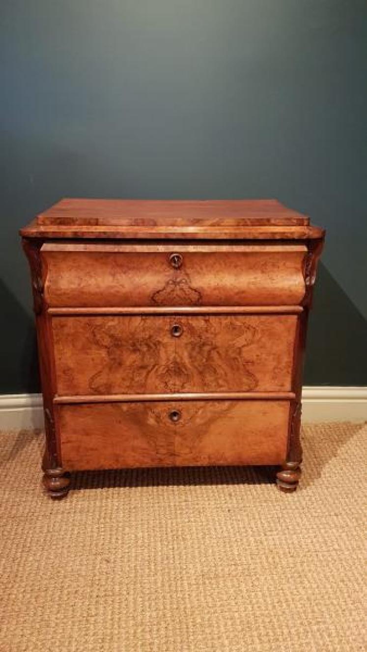 Small William IV Walnut Chest of Drawers - Image 1