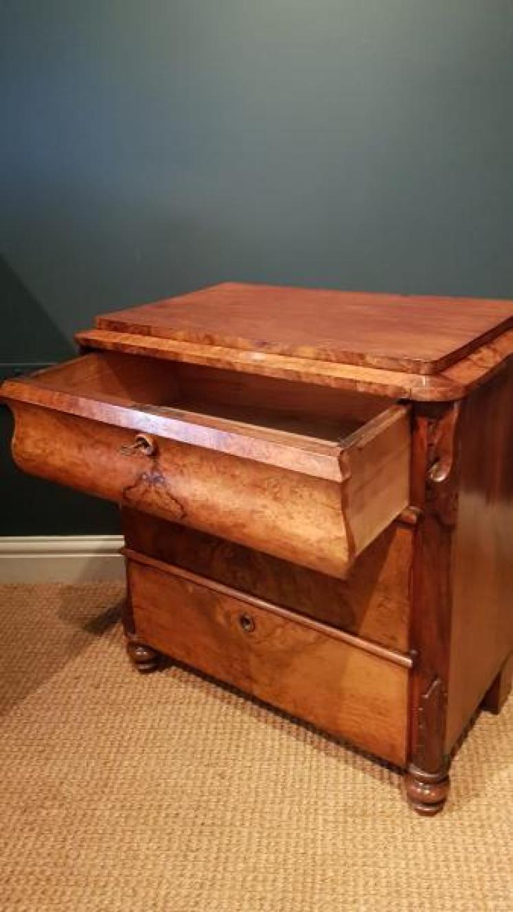 Small William IV Walnut Chest of Drawers - Image 2