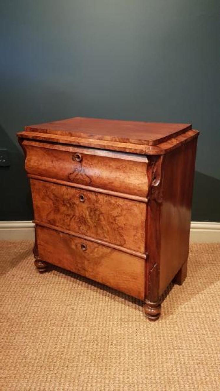 Small William IV Walnut Chest of Drawers - Image 3