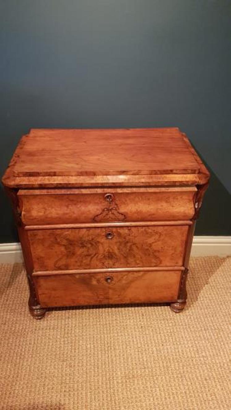 Small William IV Walnut Chest of Drawers - Image 4