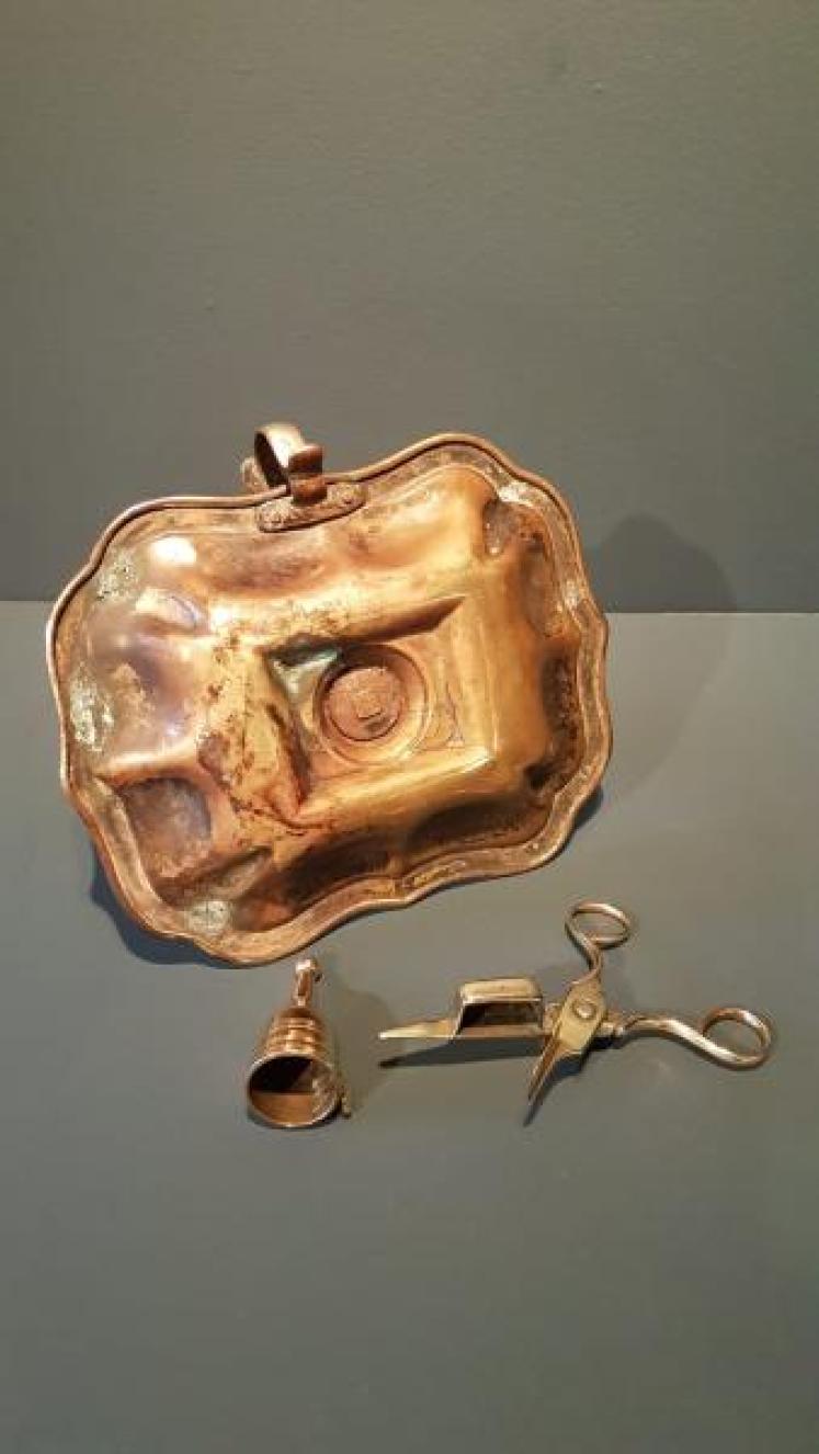 George III Brass Chamber Stick and Accessories - Image 3