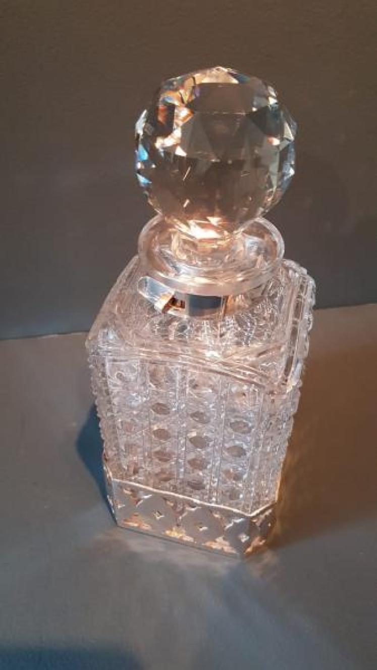 Cut Crystal Decanter in Silver Plated Pouring Mount  - Image 2