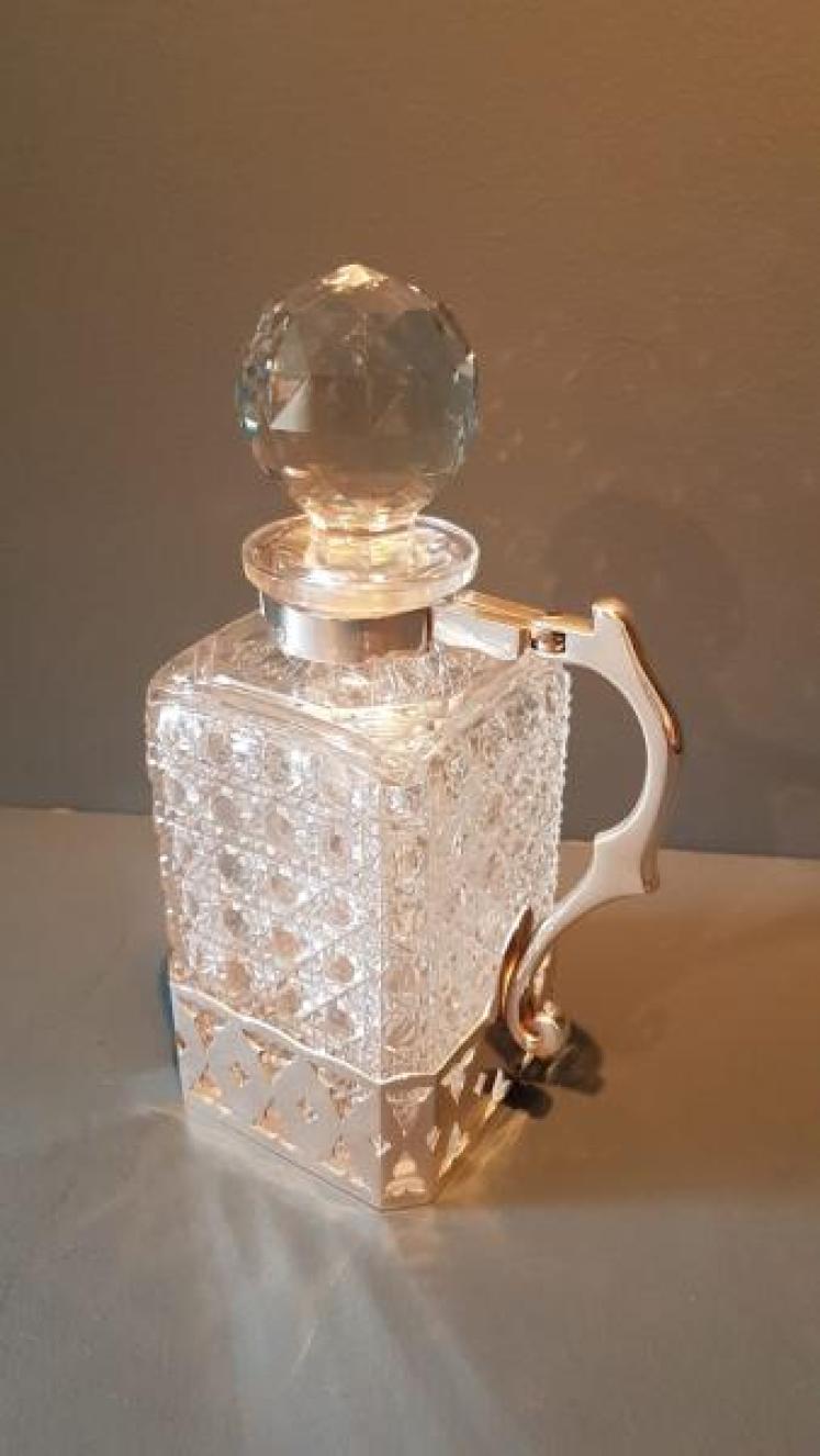 Cut Crystal Decanter in Silver Plated Pouring Mount  - Image 5