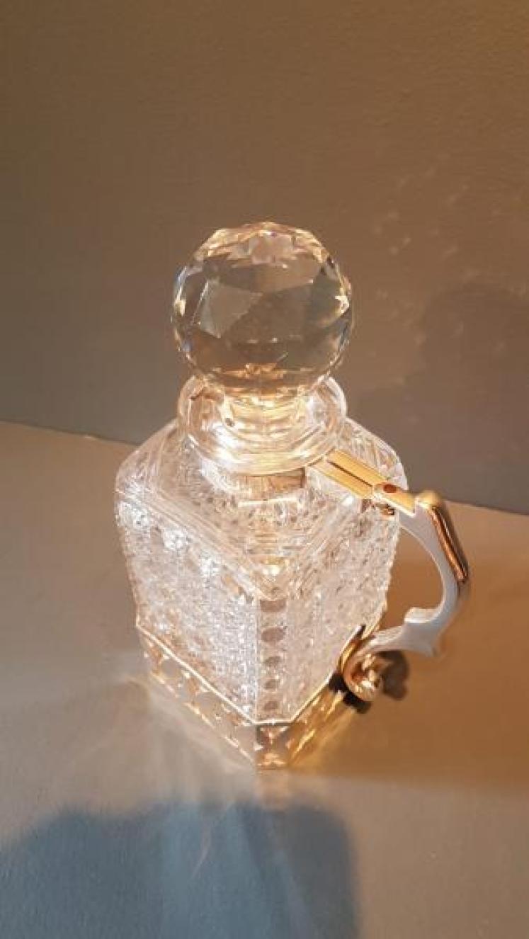 Cut Crystal Decanter in Silver Plated Pouring Mount  - Image 6
