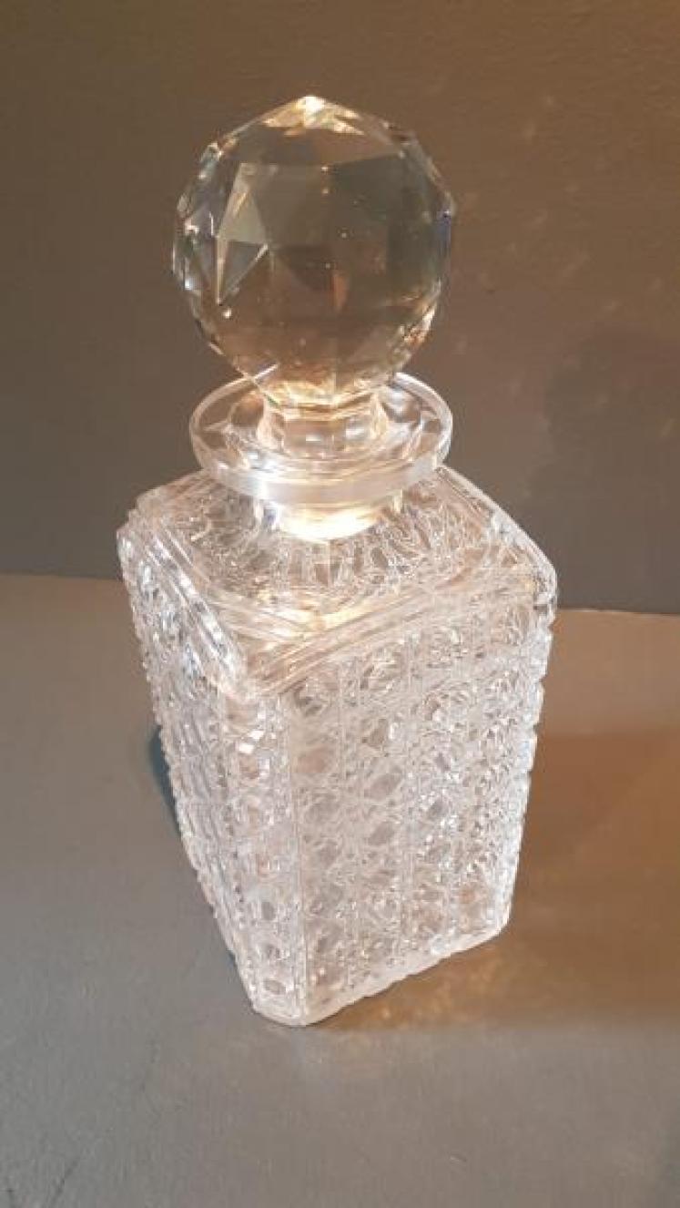 Cut Crystal Decanter in Silver Plated Pouring Mount  - Image 7