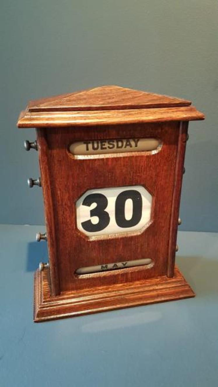 Victorian Oak Perpetual Desk Calendar - Image 1