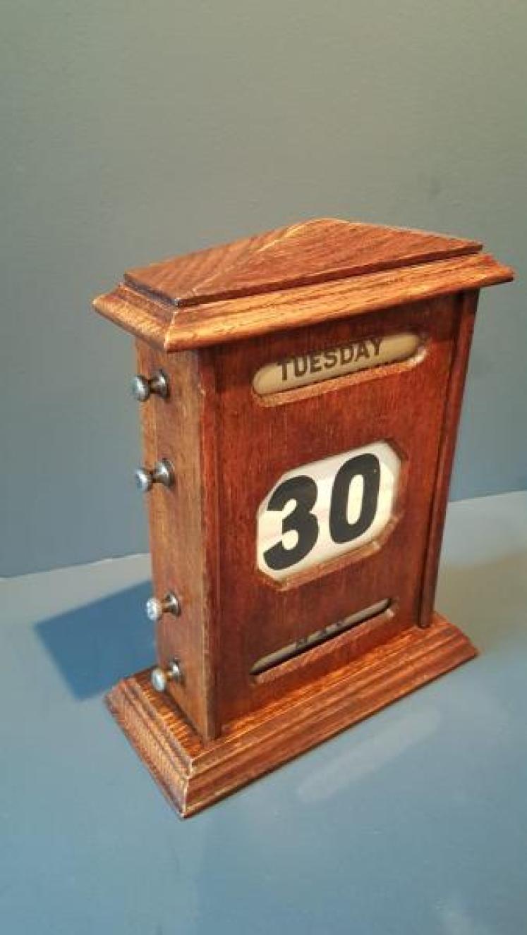 Victorian Oak Perpetual Desk Calendar - Image 2