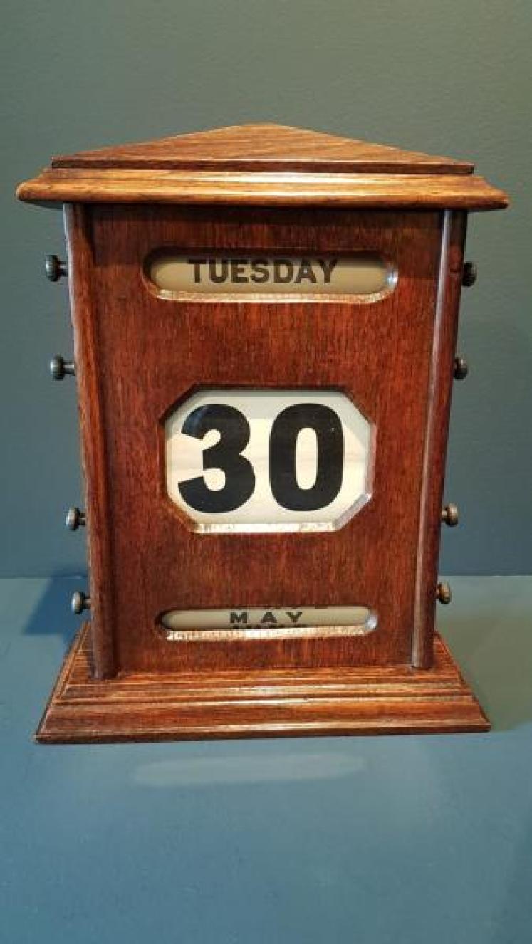 Victorian Oak Perpetual Desk Calendar - Image 4