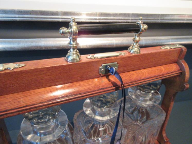 Superb Antique Polished Oak & Ebony Three Bottle Tantalus - Image 6