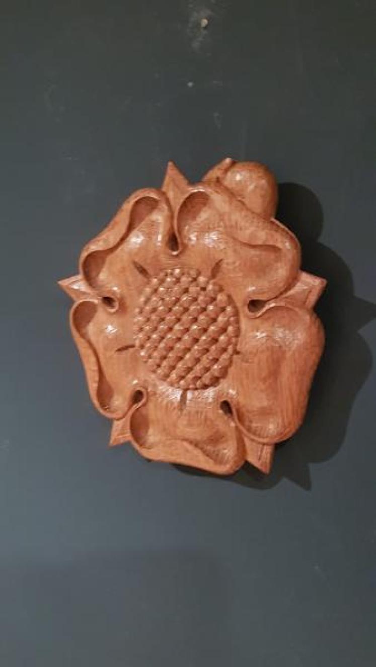 Thompson of Kilburn Yorkshire Rose Wall Plaque - Image 2