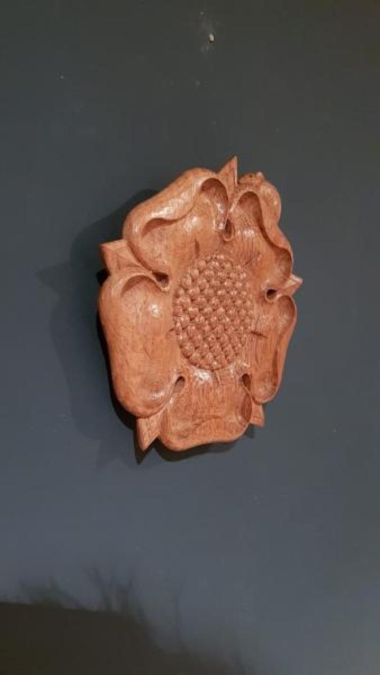 Thompson of Kilburn Yorkshire Rose Wall Plaque - Image 5