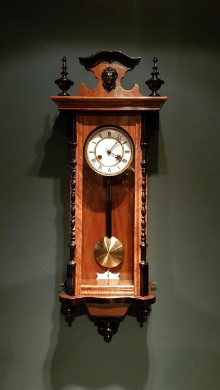 Small Victorian Walnut Vienna Regulator - Image 1