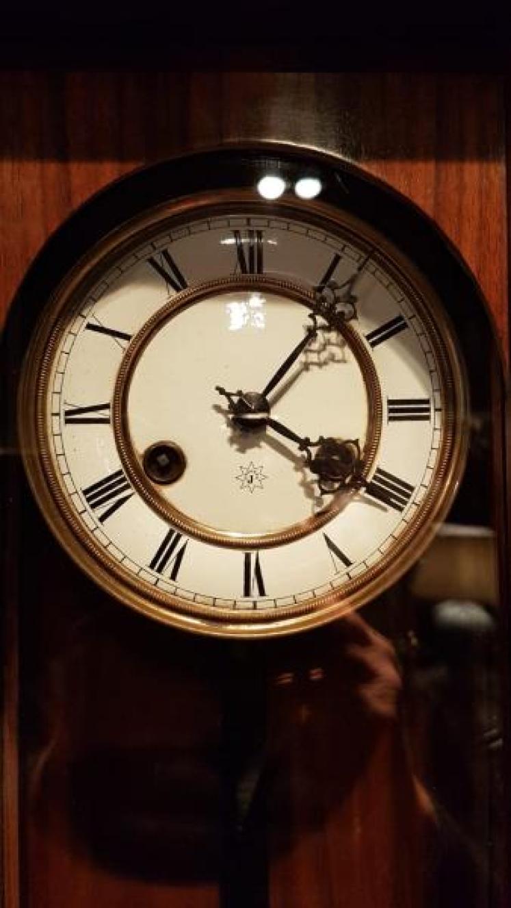 Small Victorian Walnut Vienna Regulator - Image 2