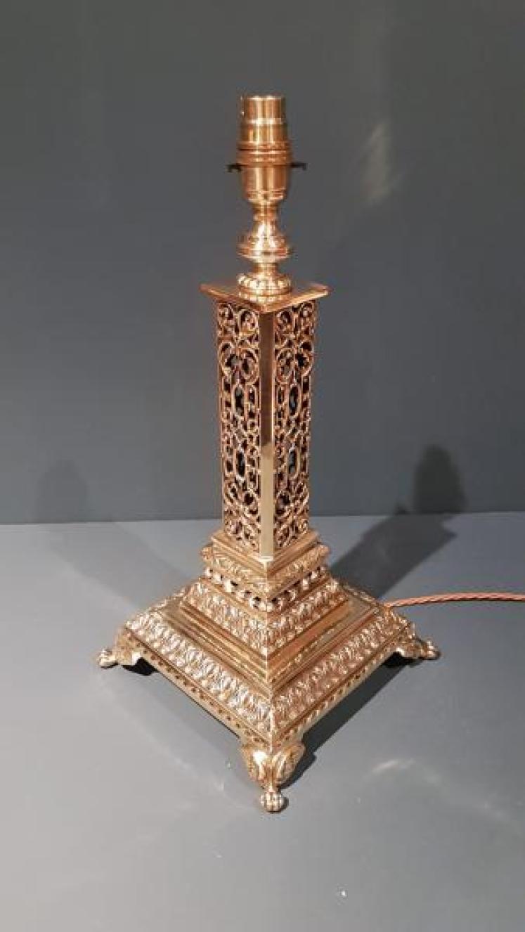Impressive Late Victorian Cast Brass Table Lamp - Image 2