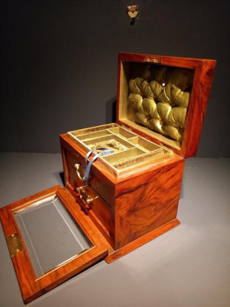 Mid Victorian Figured Walnut Jewellery Box - Image 7
