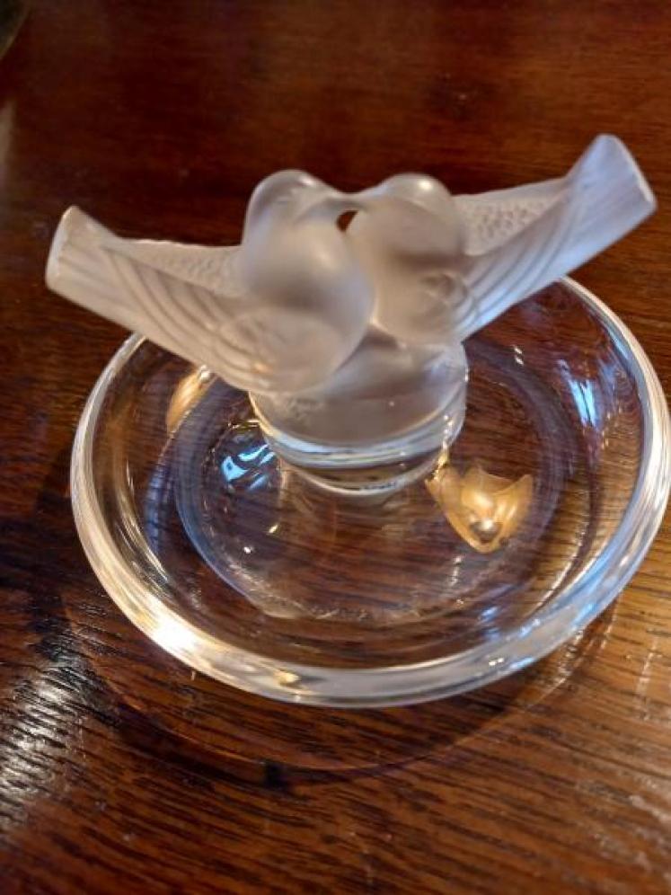 Lalique Opalescent Kissing Doves Pin Tray - Image 2