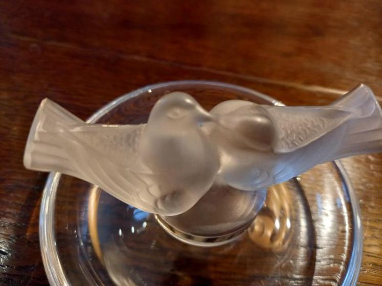 Lalique Opalescent Kissing Doves Pin Tray - Image 3