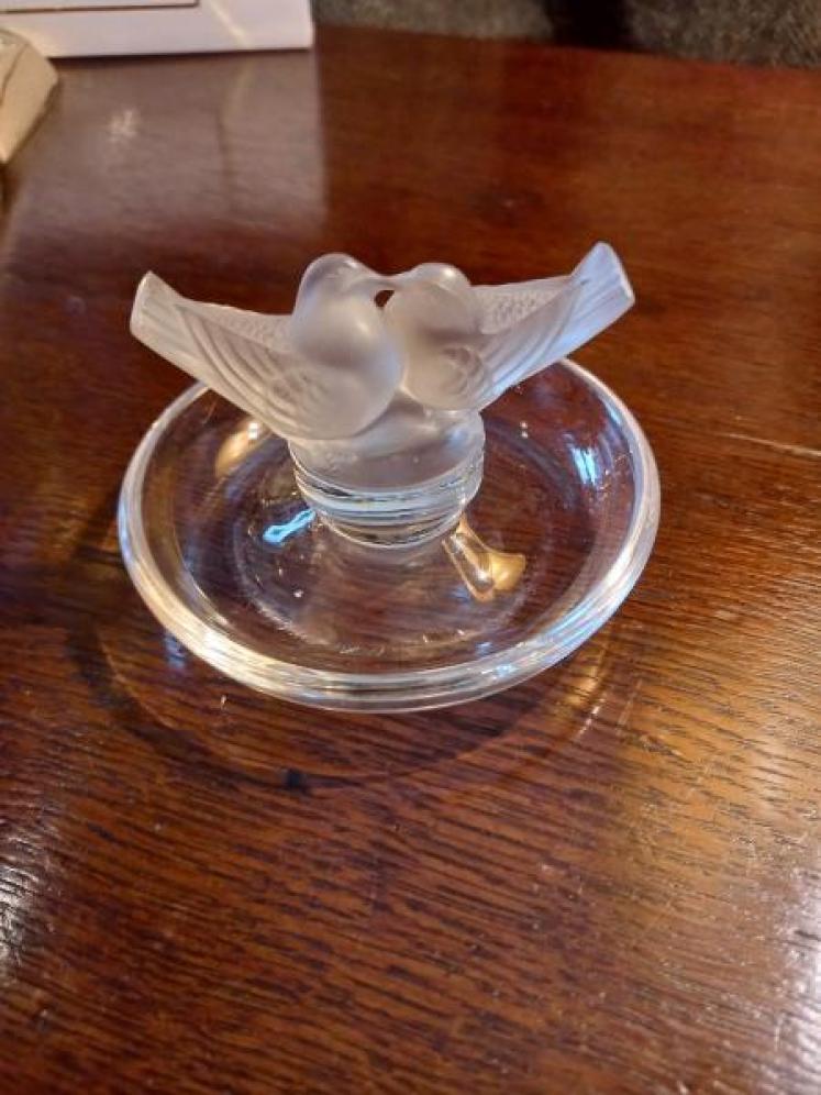 Lalique Opalescent Kissing Doves Pin Tray - Image 6