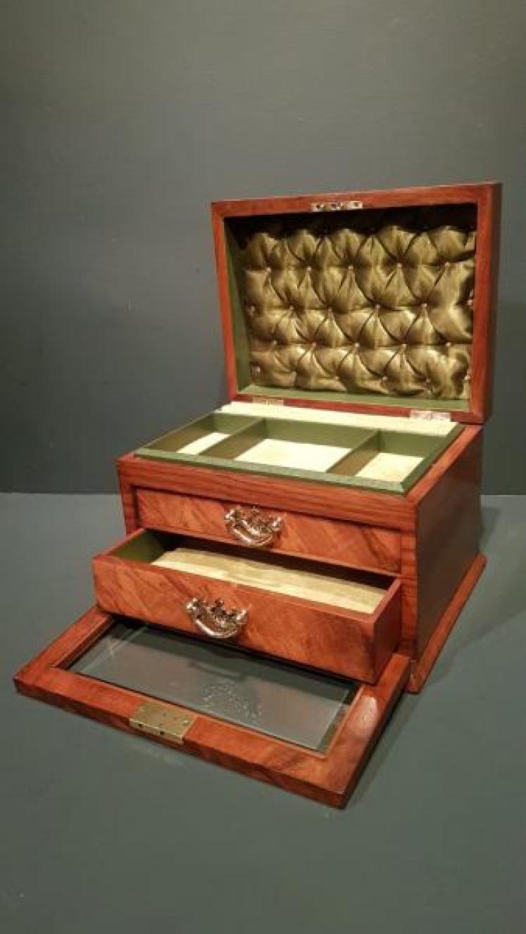 Immaculate Victorian Walnut Jewellery Box - Image 1