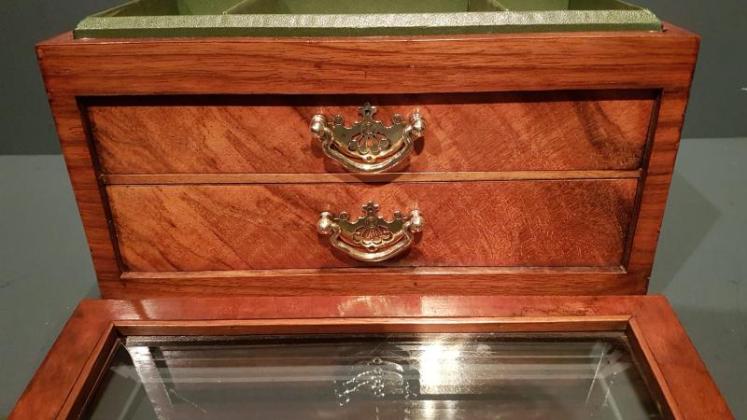 Immaculate Victorian Walnut Jewellery Box - Image 5