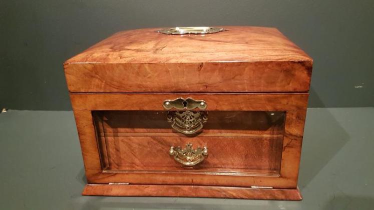Immaculate Victorian Walnut Jewellery Box - Image 6