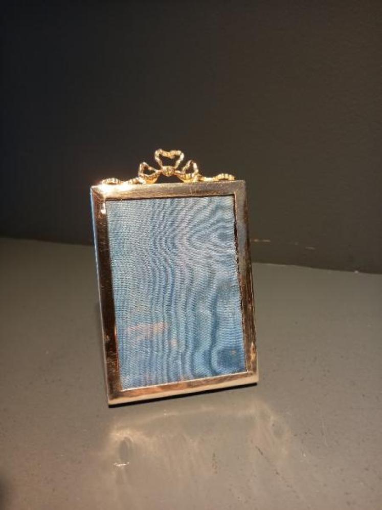 George V Period Silver Ribbon Top Photo Frame - Image 1