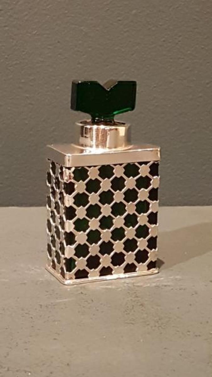 George V Silver and Emerald Glass Scent Bottle - Image 1