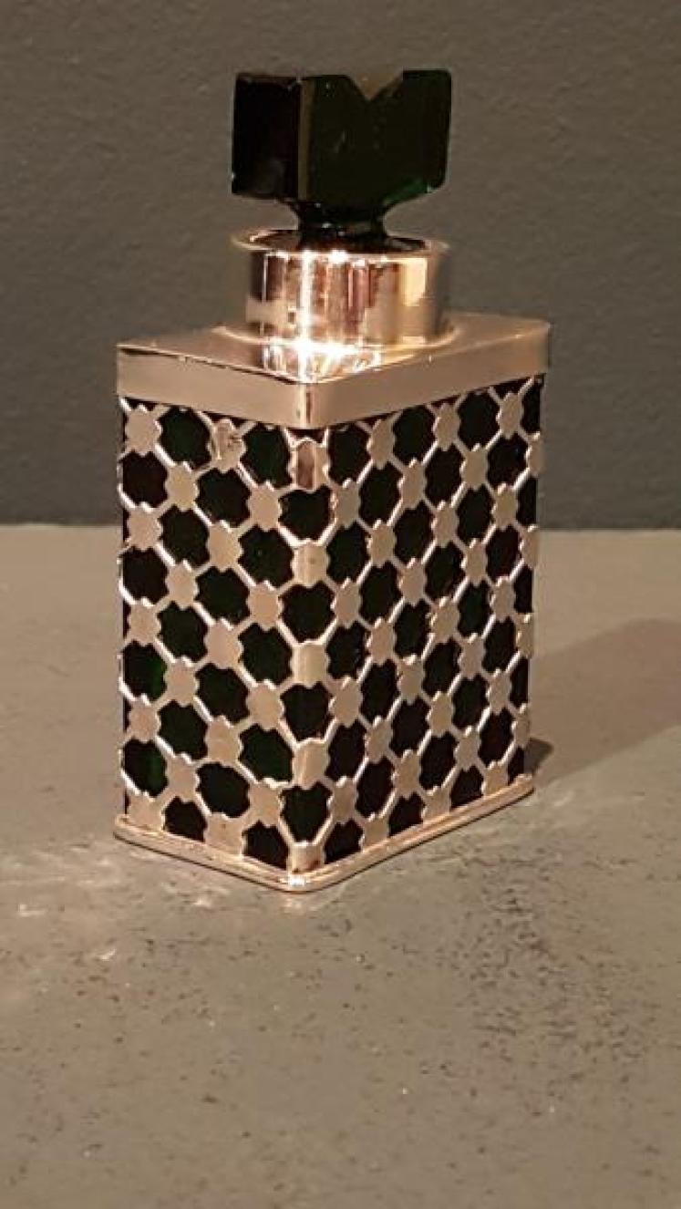 George V Silver and Emerald Glass Scent Bottle - Image 2