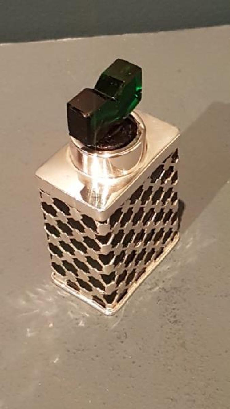 George V Silver and Emerald Glass Scent Bottle - Image 5