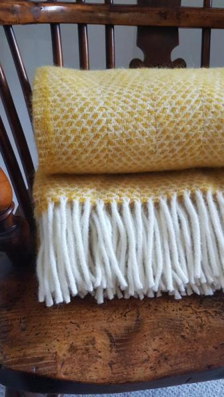 Tweedmill Beehive Yellow Throw - Image 3