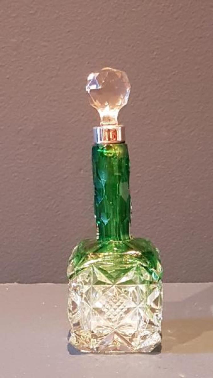 Victorian Emerald Flashed Silver Mounted Scent Bottle - Image 3