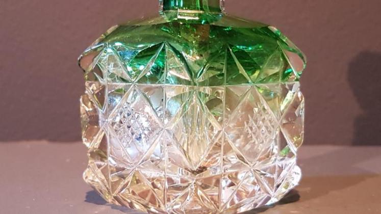 Victorian Emerald Flashed Silver Mounted Scent Bottle - Image 5