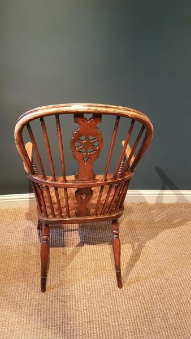 Superb Early Ash and Elm Windsor Chair - Image 4