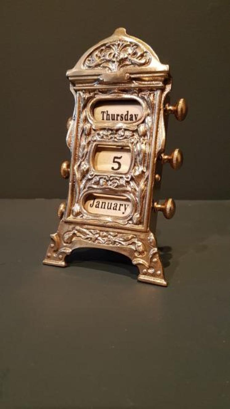 Edwardian Brass Desk Calendar - Image 1