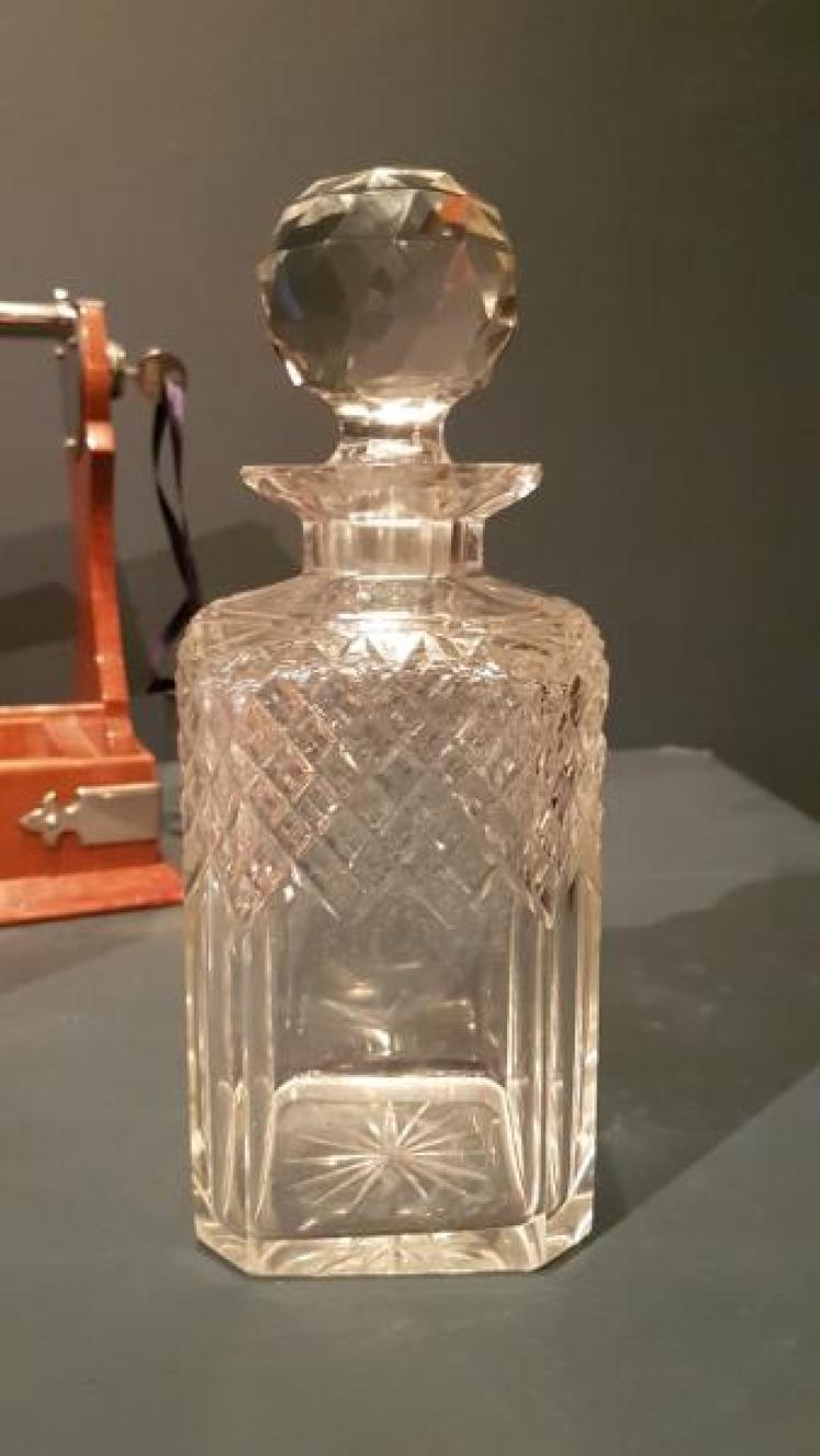 Victorian Oak 3 Bottle Tantalus by Hobbs - Image 5