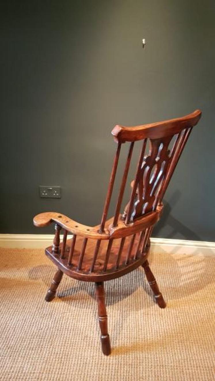 Georgian Walnut Comb Back Windsor Chair - Image 2