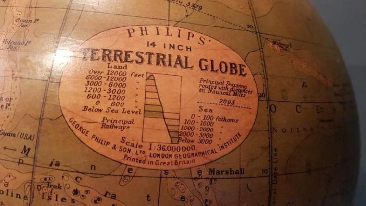 Original 1930's 14" Philips Plaster Globe - Image 3